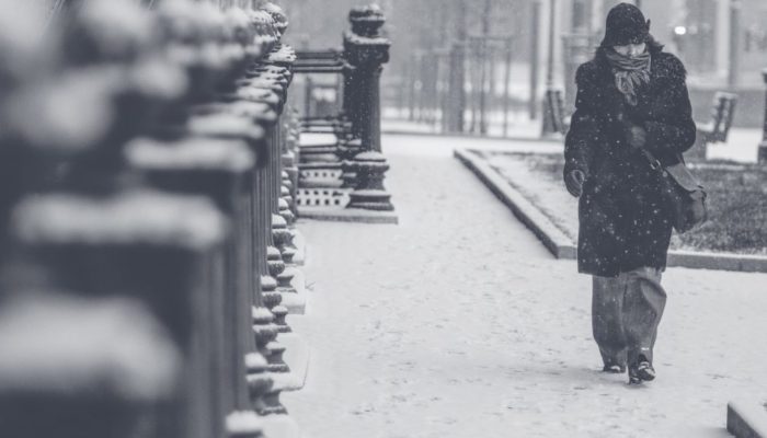 femme-marche-en-hiver-blizzard