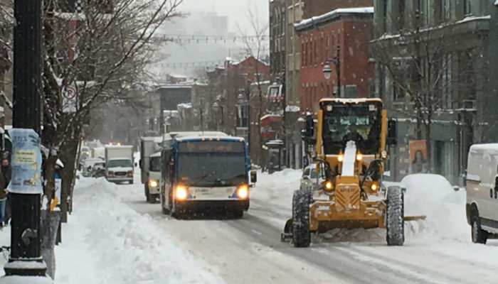 Autobus et chasse-neige sur le boulevard Saint-Laurent.