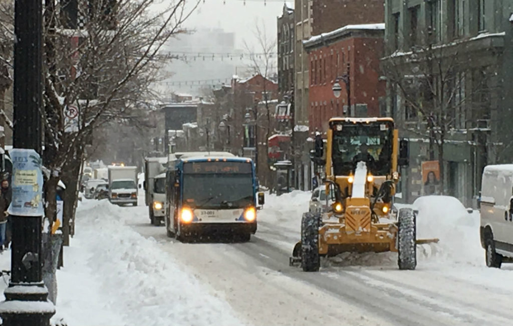 Autobus et chasse-neige sur le boulevard Saint-Laurent.
