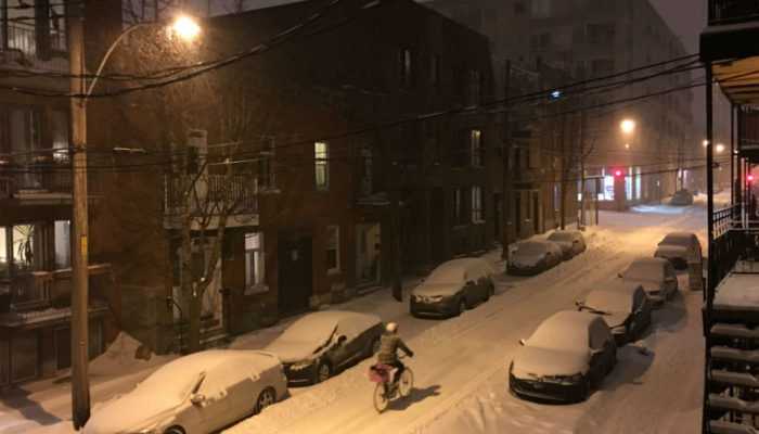 Cyclistes dans la nuit de tempête 23h00, Plateau Montréal