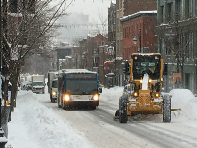 Autobus et chasse-neige sur le boulevard Saint-Laurent.