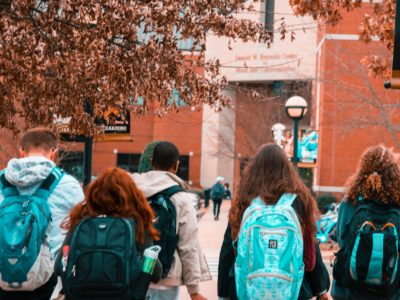 cinq-jeunes-portant-des-sacs-à-dos